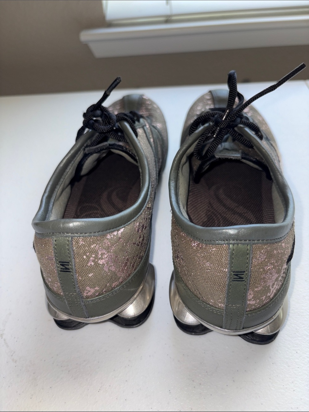 Nike Shox O’Vida Sneakers, size 10 - Picture 4 of 5